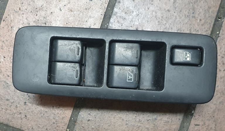 Nassan Qashqai Driver Side Window Switch 2012