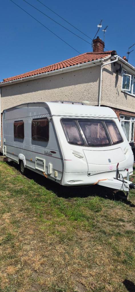  Caravan 4 berth with awning and motor mover 