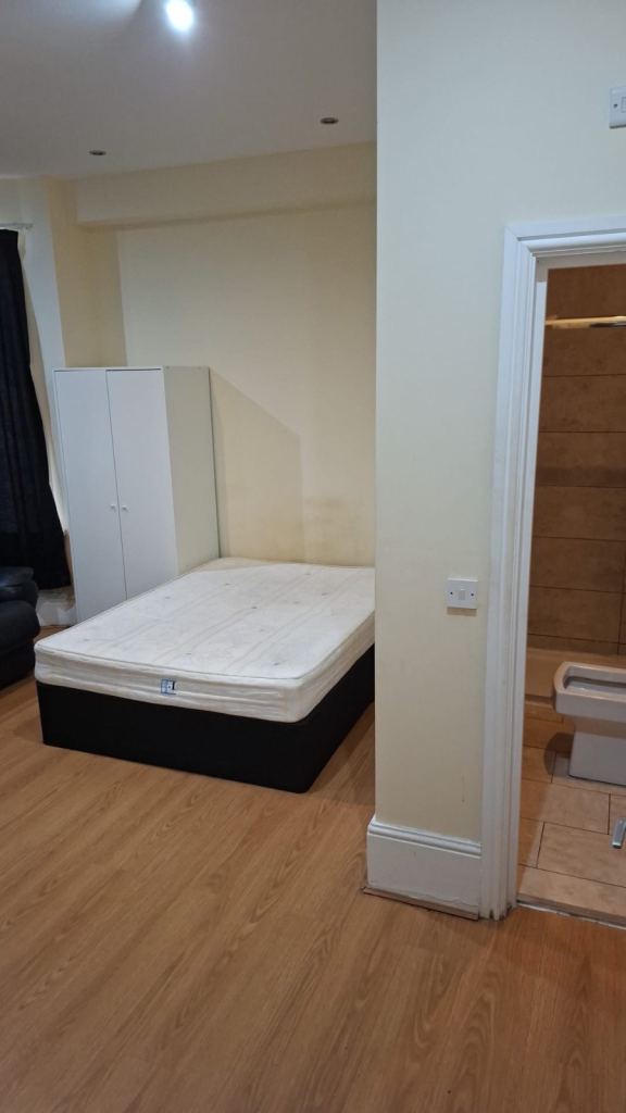 Room available in ilford 