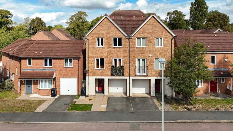 3/4 bedroom (4 bathroom) executive new-build house - Beaumont Leys - Unfurnished. House is like new!