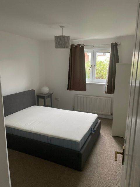 Room to rent (bills included - private bathroom)
