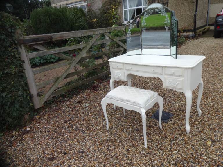 LAURA ASHLEY ~~PROVENCALE ~~DRESSING WITH STOOL AND MIRROR  SET ~~
