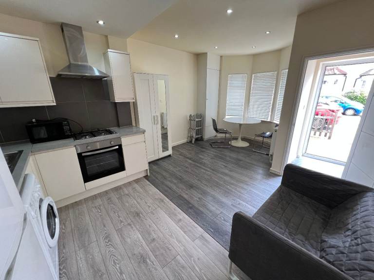 Wonderful Condition Prime Location One bedroom ground floor flat in, Highams Park, Chingford