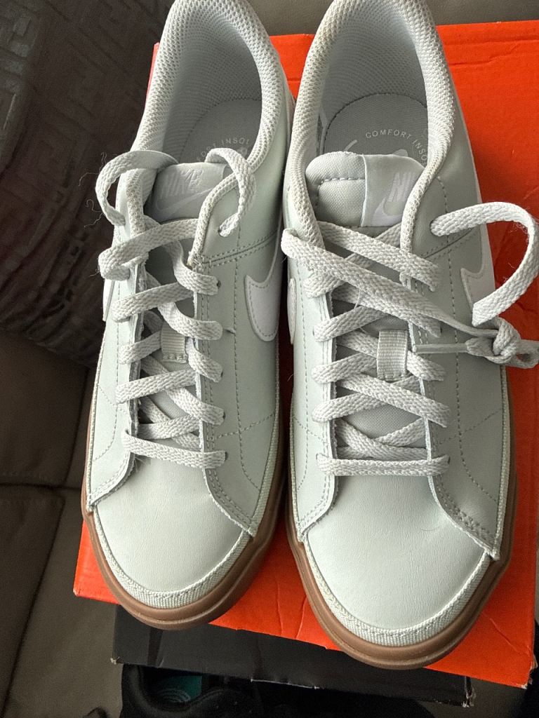 Training shoes size 5
