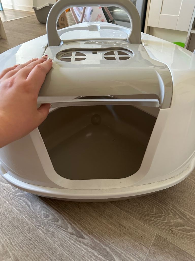 Corner cat litter tray