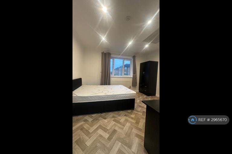 5 bedroom house in Quarles Park Road, Romford, RM6 (5 bed) (#2965670)