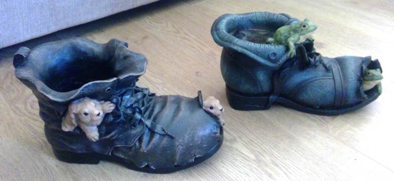 2 Brand New Boot Planters Rabbit and Frog Themed Garden Porch and Conservatory with a Plant Pot