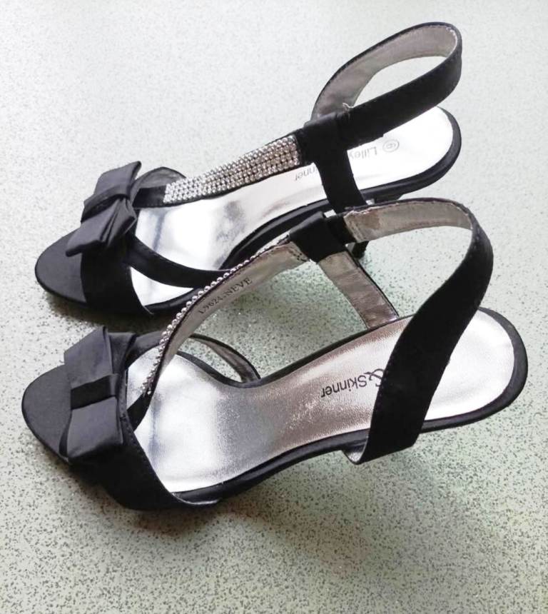 Elegant ladies evening shoes size 6