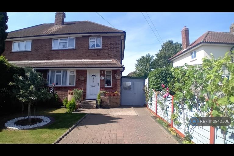 3 bedroom house in Langton Way, Egham, TW20 (3 bed) (#2940306)