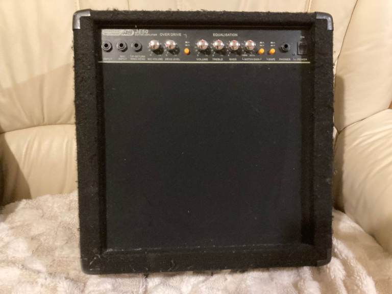 @ JE50 GUITAR AMP / SPARES OR REPAIR .. OR USE AS A 12 INCH SPEAKER CABINET .. PLEASE READ DETAILS @