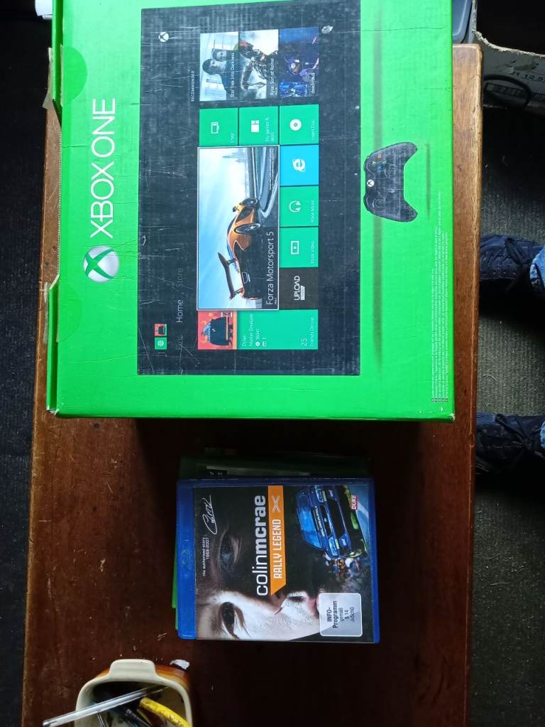 Xbox One console and 10 titles with one controller 