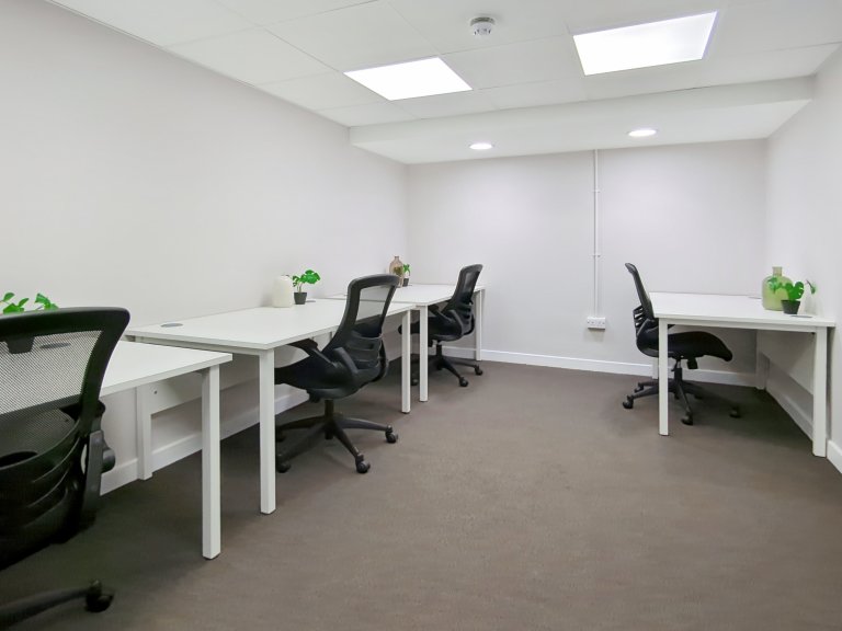 Crewe - CW12EW \ Private Office Rental with a 5-Desk Setup