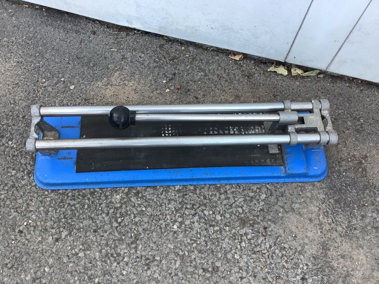 Hand tile cutter