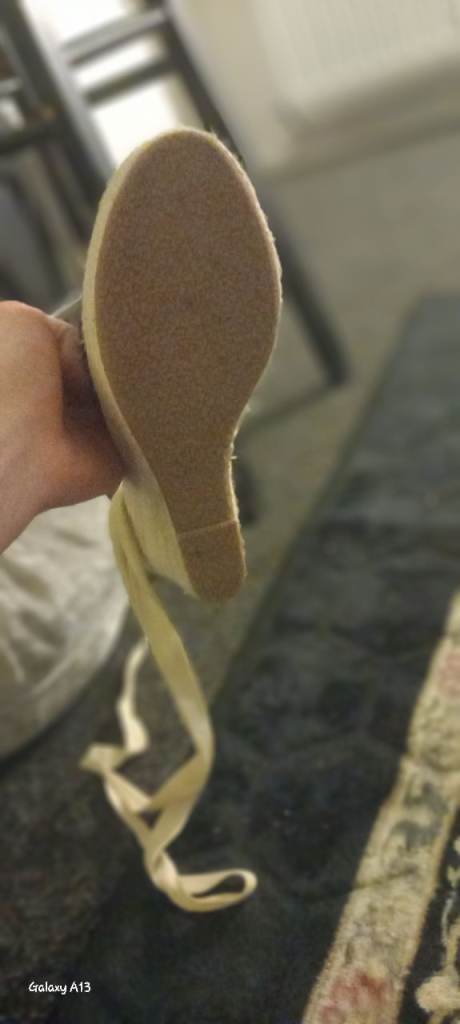 Womwns size 4 heels new