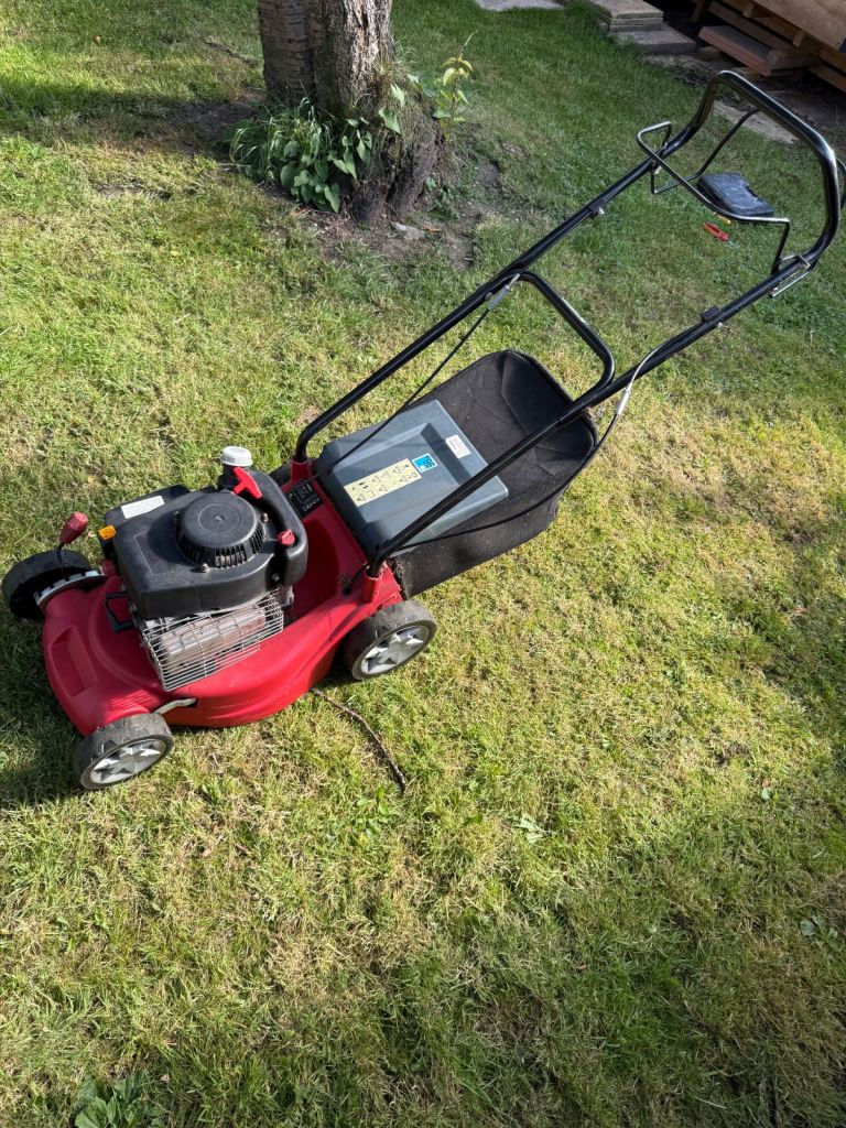 Self propelled petrol lawn mower