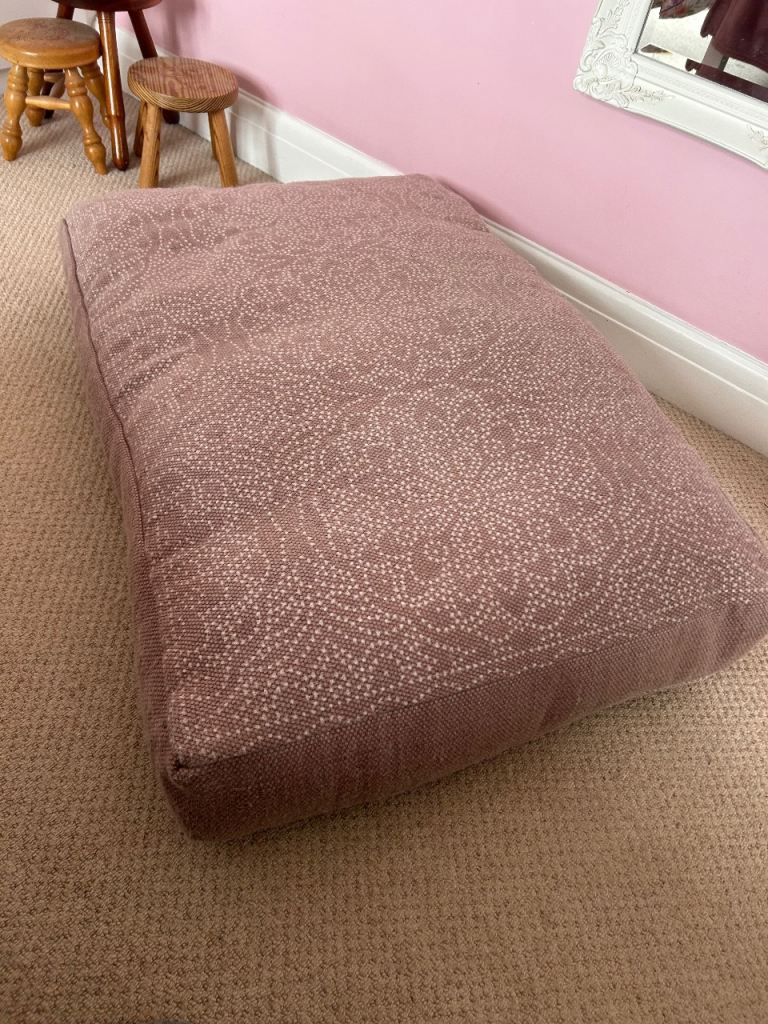 Hug rug Rose dog bed new with tags