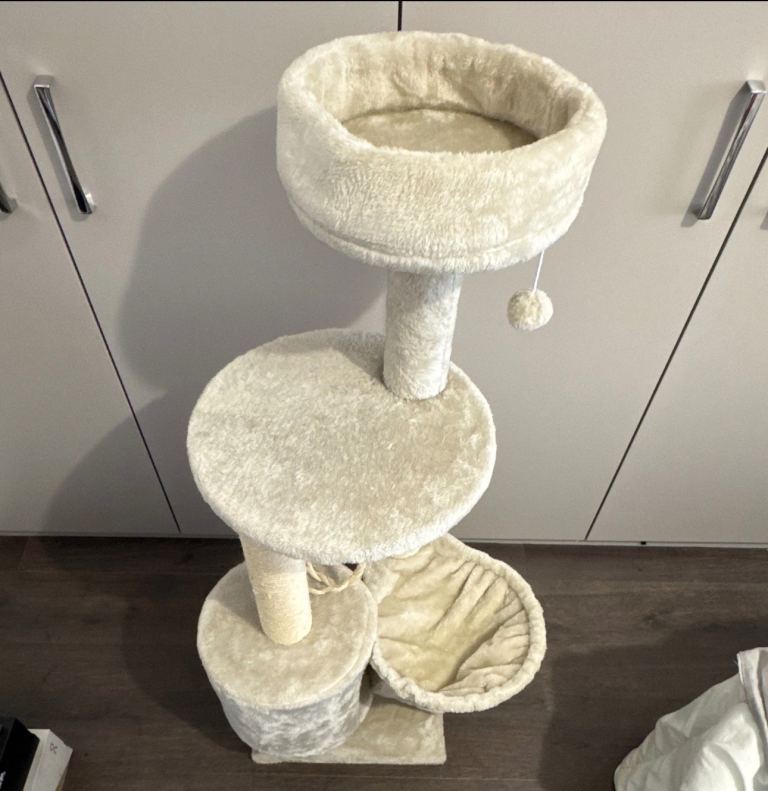Cat tree (barely used)
