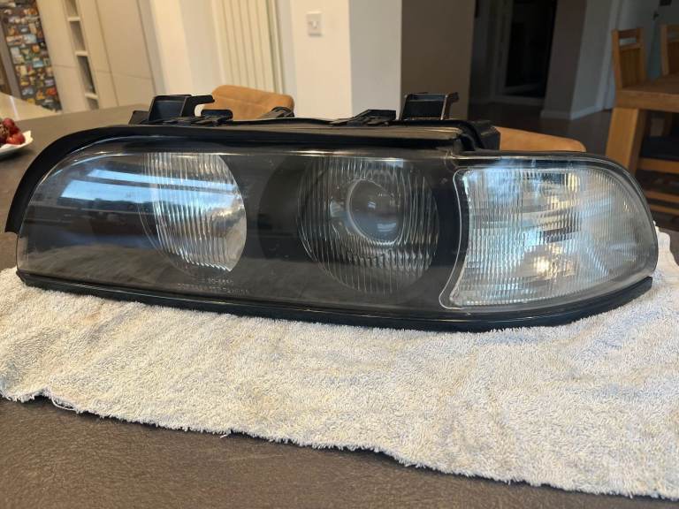 BMW E39 2000 Headlights