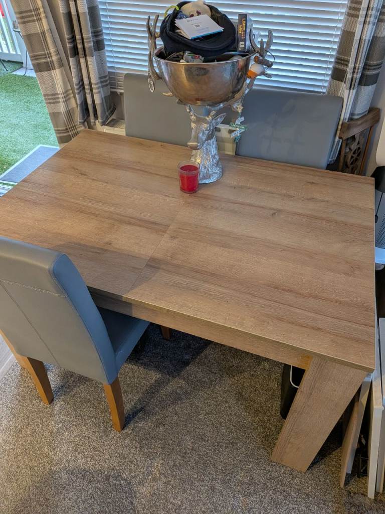 Dinning room table and 4 chairs 