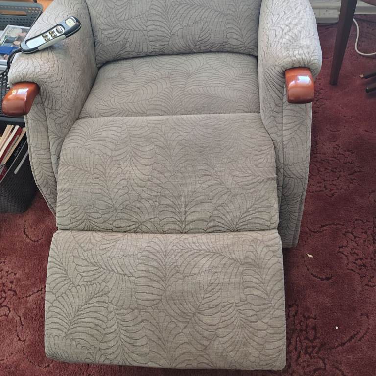 Celebrity Electric rise and recline chair 