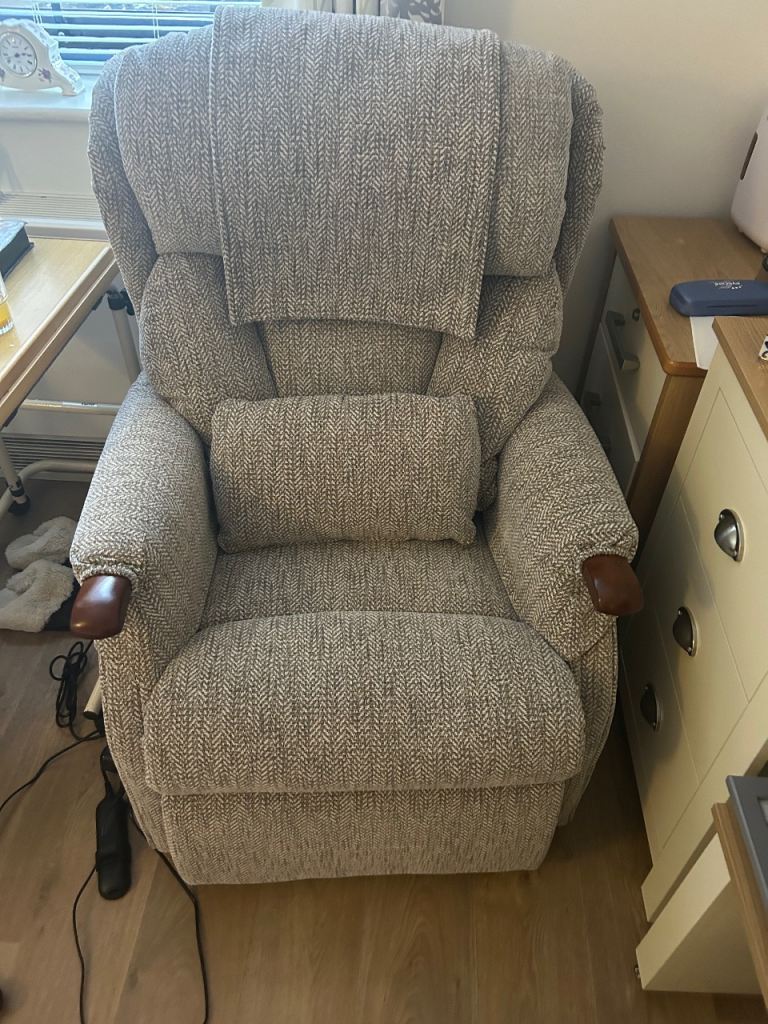 Brand new petite celebrity riser recliner chair with extras