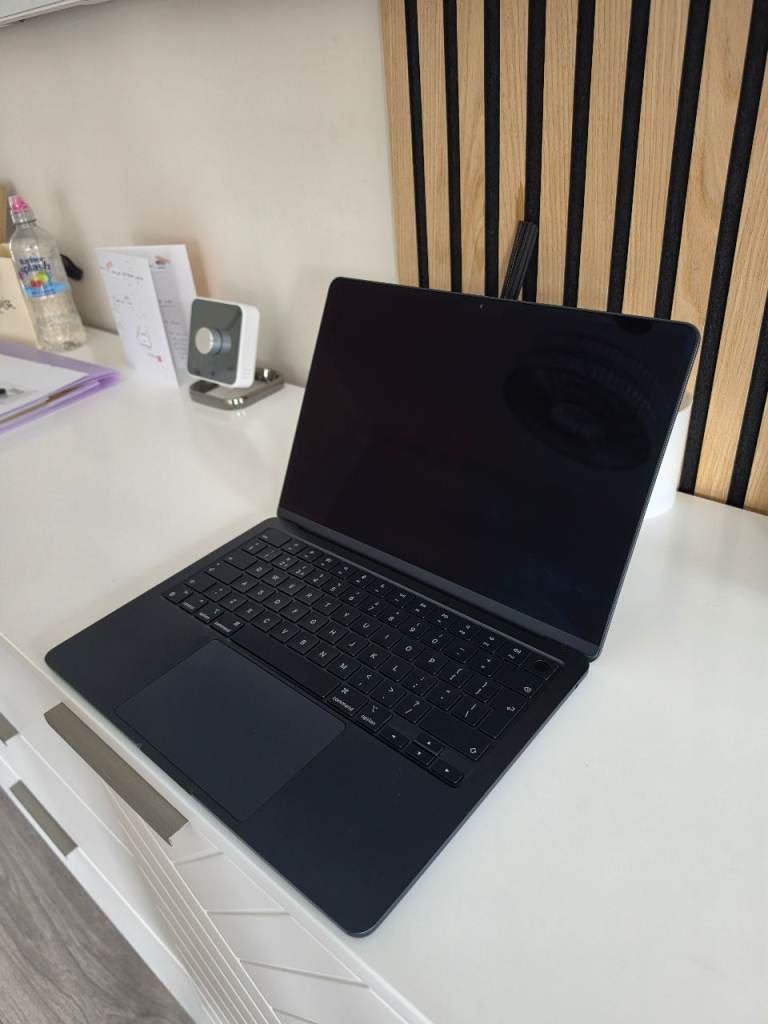 MacBook Air 13-inch (M2, 2022) – 8GB RAM – 256GB SSD – 100% Battery  / 18 Cycles
