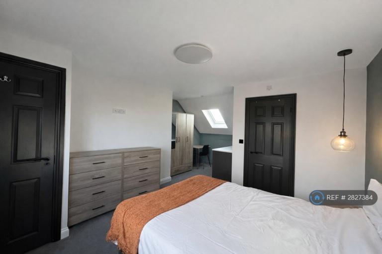 1 bedroom in Park Road, Sittingbourne, ME10 (#2827384)