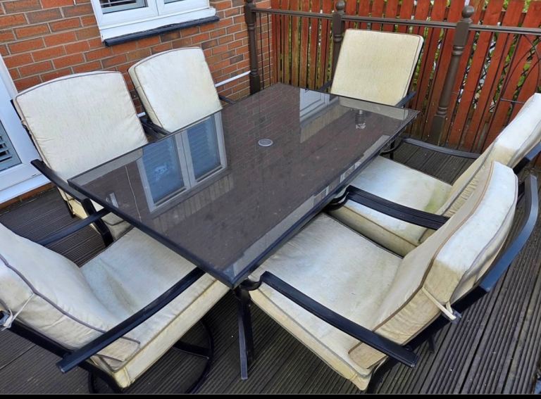 Garden table & chairs 