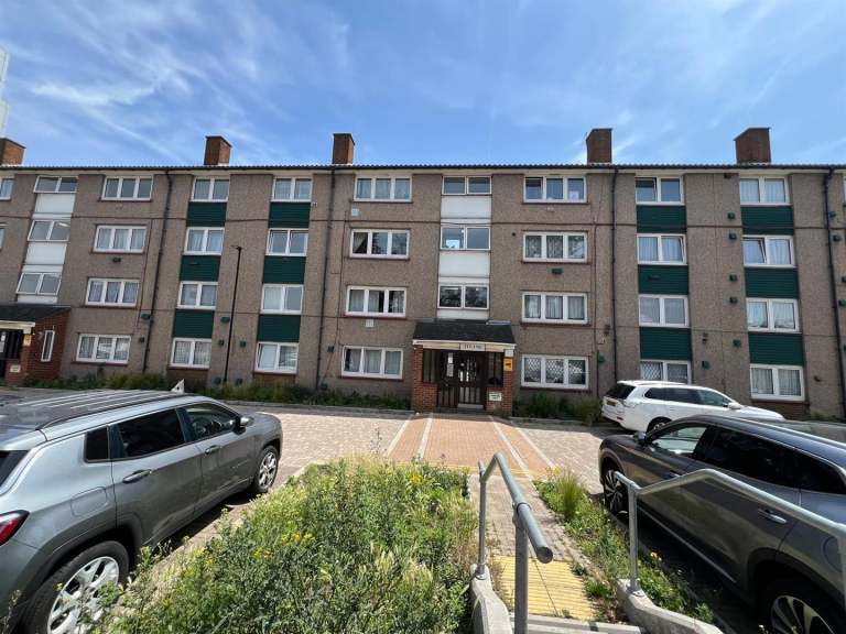 2 bedroom flat in Green Lane, Hounslow