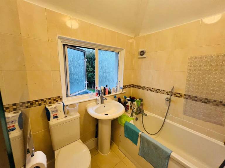 3 bedroom house in Misbourne Road, Uxbridge