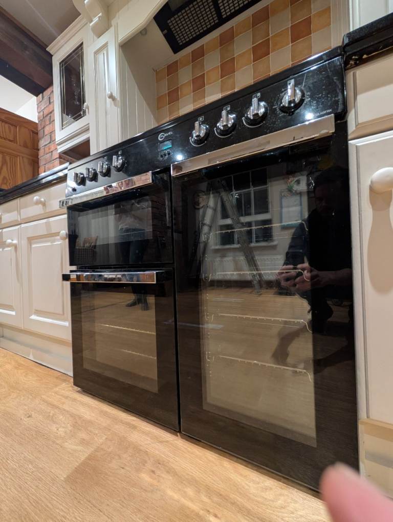 Gas hob and electric oven combo