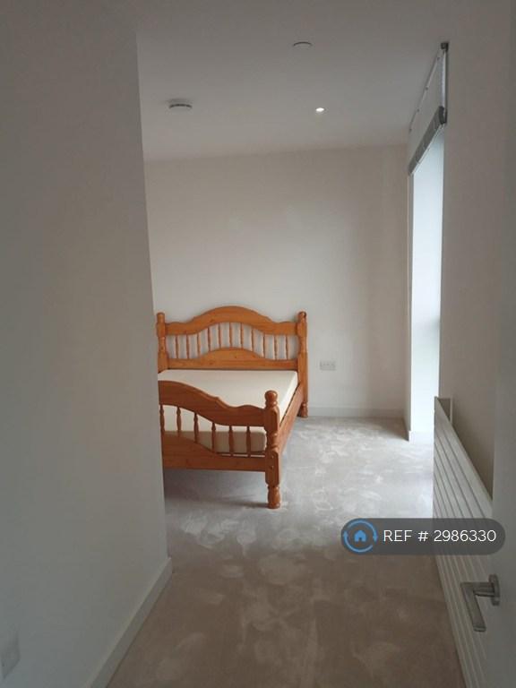2 bedroom flat in Admiralty Avenue, London, E16 (2 bed) (#2986330)