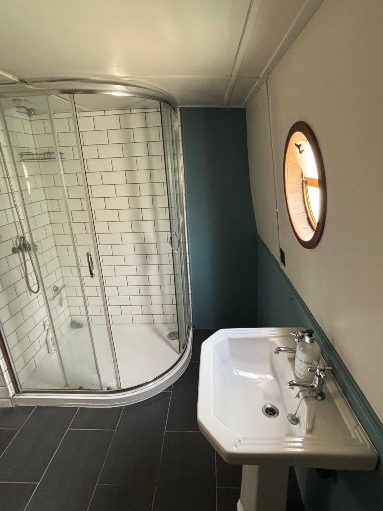 60 x 10 widebeam canalboat perfect for 1/2 people - new skylight installed