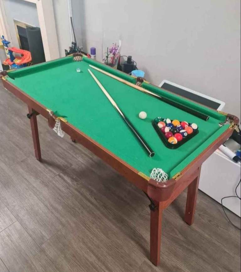 4FT kids pool table great condition 