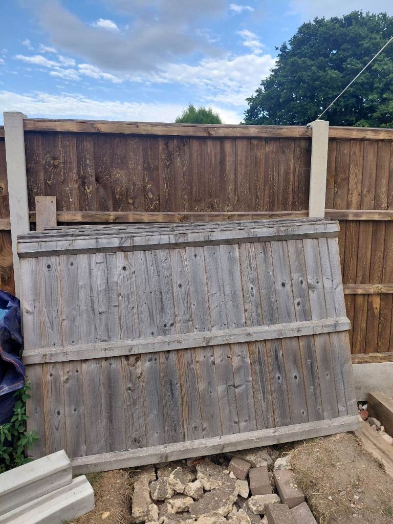 4x6 ft fence panels (5)  3 gravel boards