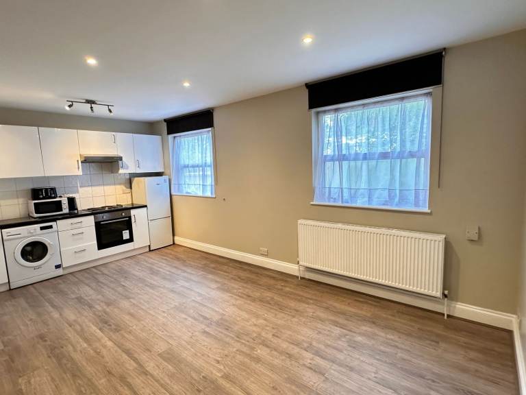 Newly decorated good sized studio in West Hendon, NW9