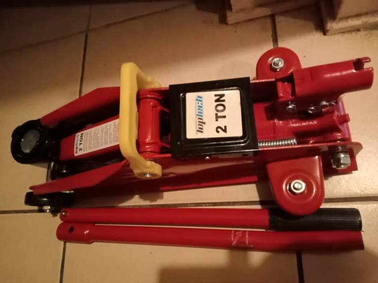 image for trolley jack  excellent working condition £20 , no offers , not saving , collection in grimsby