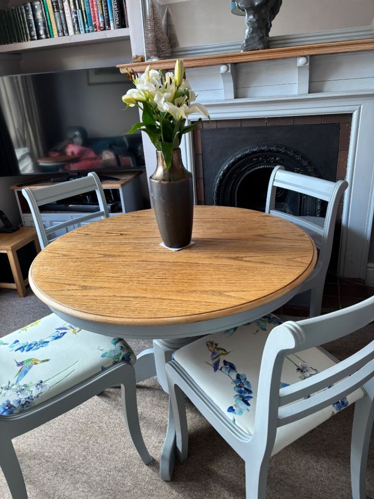 Stunning Round Dining Table  and 4 Chairs