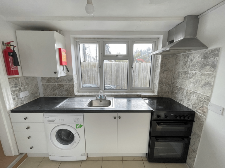 1-Bed Flat on Worplesdon Road, Guildford GU2 9XN