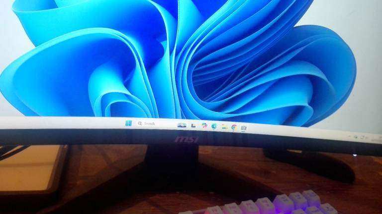 MSI MAG 242C Full HD 24" Curved Gaming Monitor - £40 Cash only - fully working - Good condition