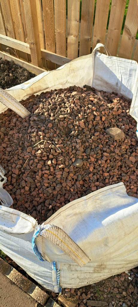 2x 1000kg bags of red stone chips