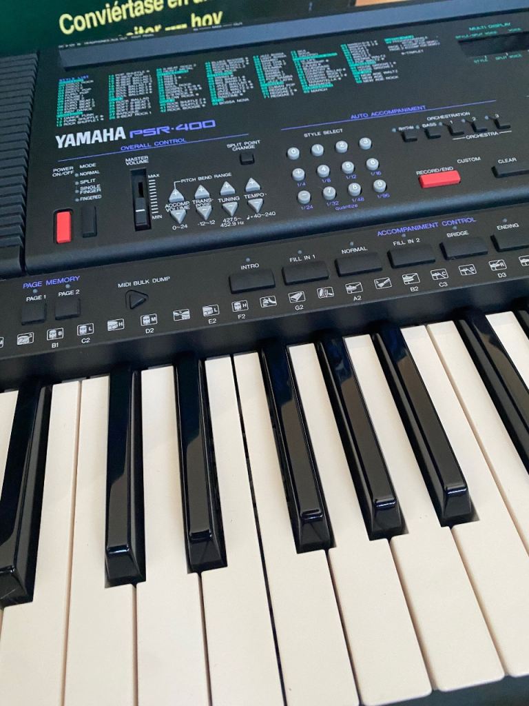 yamaha portatone psr 400 keyboard with easel and power plug in box  