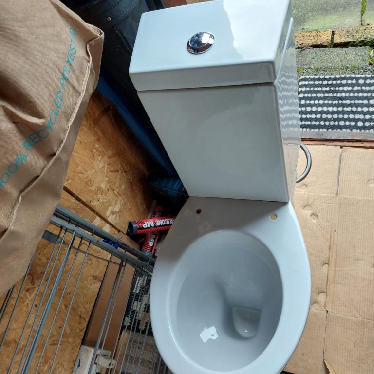 Modern White Close-Coupled Toilet – Push Button Flush – Great Condition