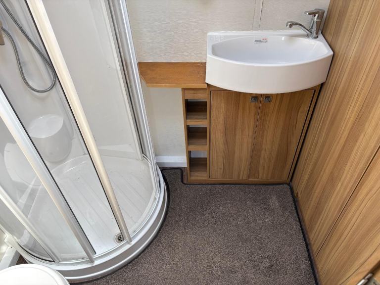 ELDDIS AVANTE 462 - 2 BERTH CARAVAN WITH END WASHROOM AND MOTORMOVER