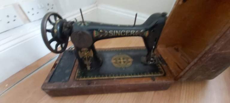 Vintage Singer Sewing Machine with Wooden Case