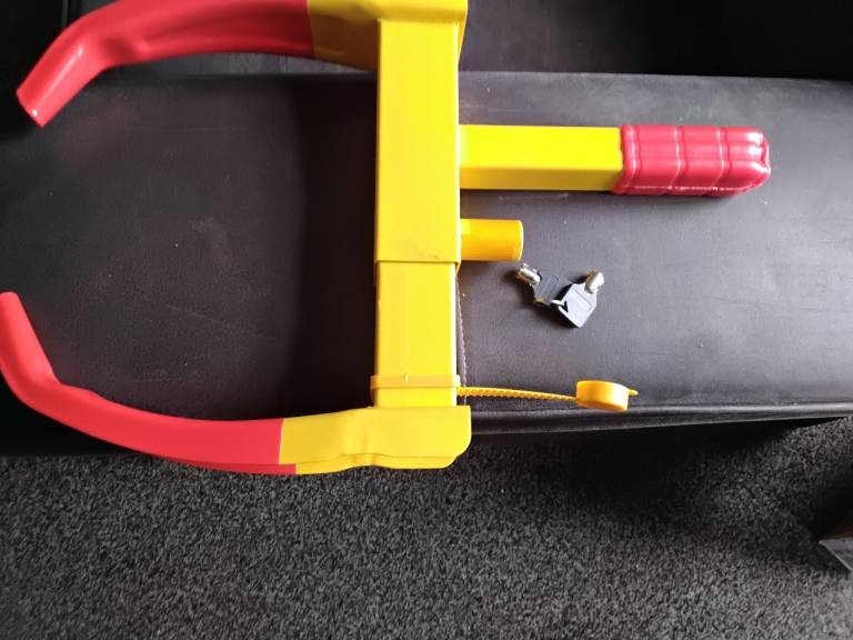 Vehicle wheel clamp x2 keys protect new bargain