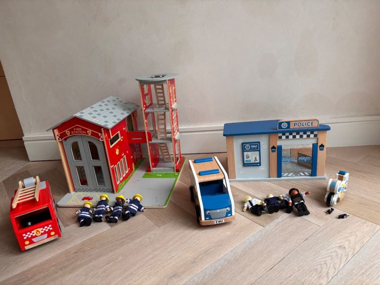 Bigjigs city fire and police station