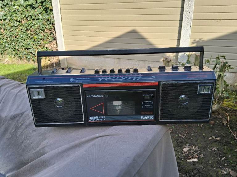 RETRO 80s RADIO CASSETTE PLAYER 