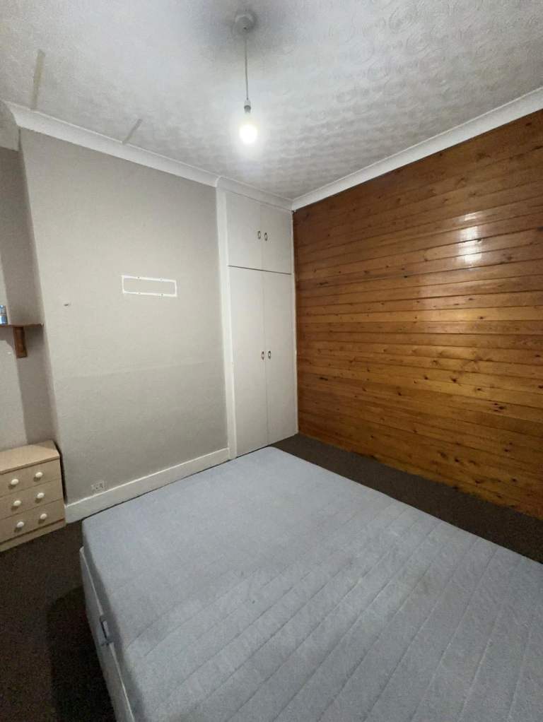 Cosy double room mins walking from Leyton Station Central Line