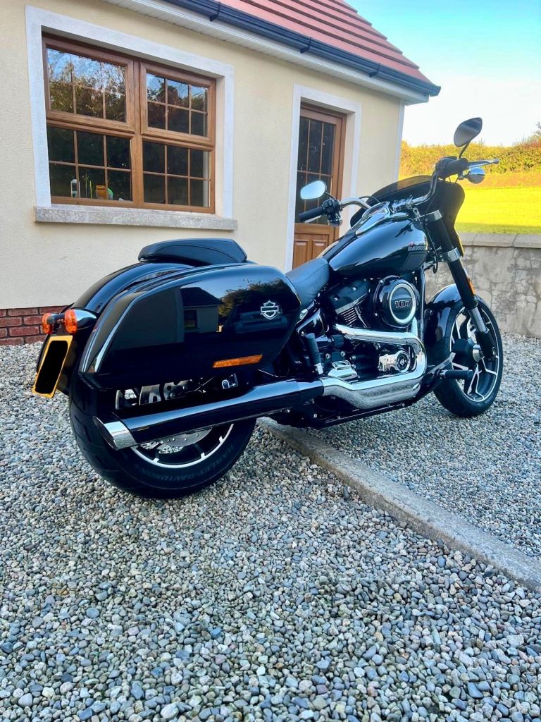 Harley-Davidson Vivid Black Sport Glide